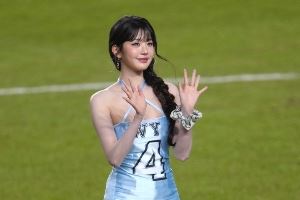 【跨界联动】IVE为比赛开球，纽卡队长特里皮尔还给组合赠送球衣