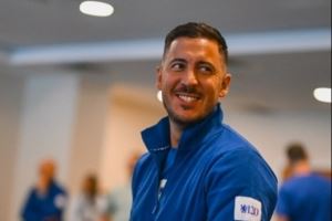 💙阿扎尔已经抵达切尔西基地，准备参加与利物浦的传奇赛