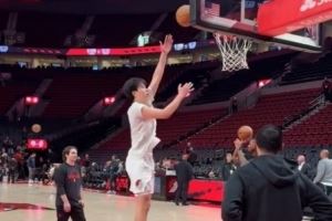 严师出高徒！对阵勇士赛前斯普利特辅导杨瀚森和克林根训练