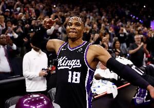 夏天等机会的感觉如何?威少:很好 我陪着孩子和家人到处旅行