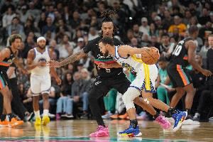 勇蜜吹爆库里：我爱他远超我老婆 他是我花钱看NBA理由 历史最佳